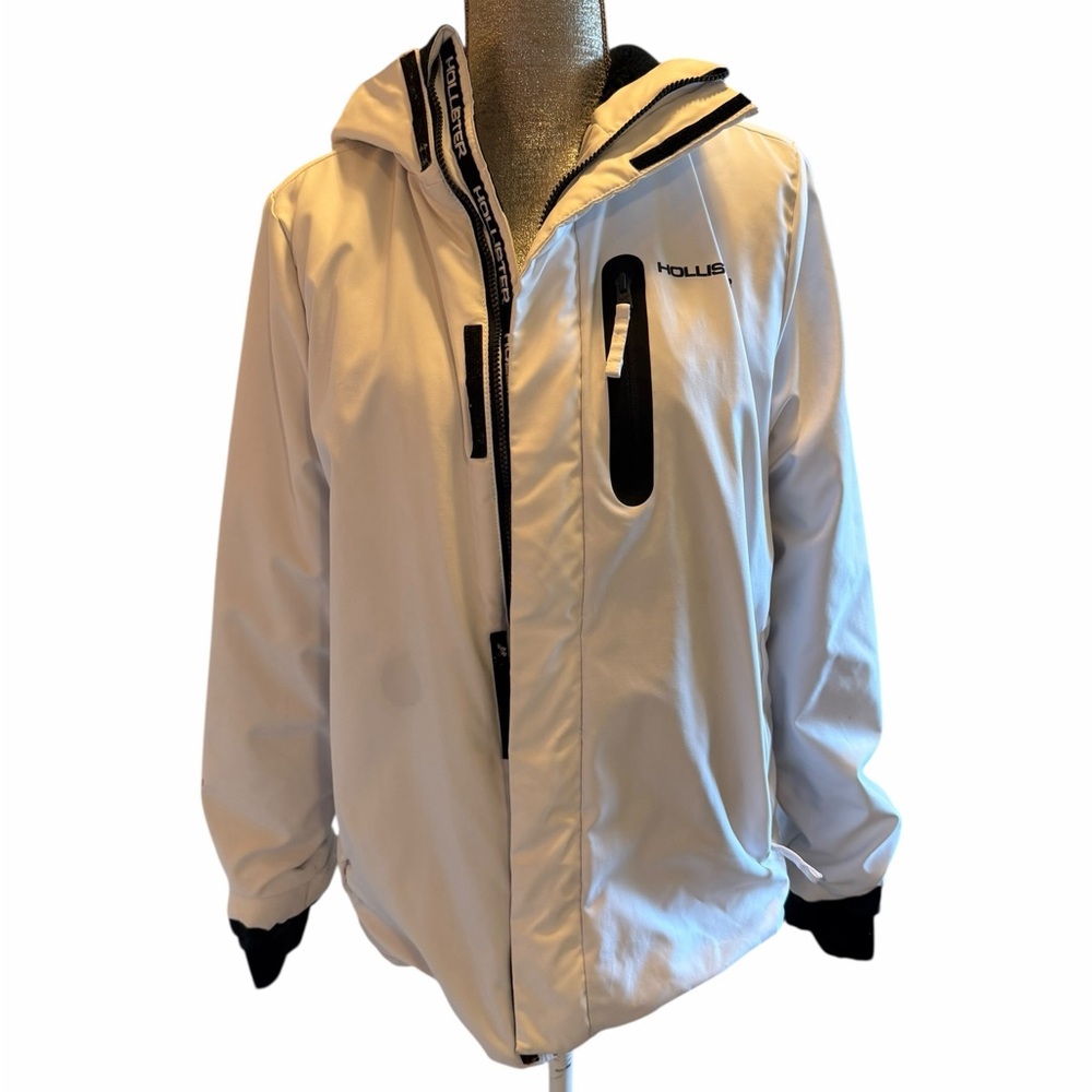 Hollister All Weather Collection White Jacket with Black Fur inside Details Warm